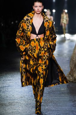 MİLAN, İTALYA 23 Şubat 2022 'de Milan Moda Haftası / Kış 2023' te İtalya 'nın Milano kentinde Roberto Cavalli defilesinde bir model podyumda yürüyor..