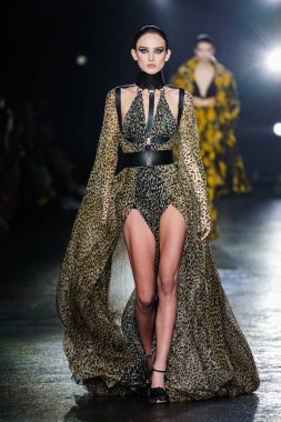 MİLAN, İTALYA 23 Şubat 2022 'de Milan Moda Haftası / Kış 2023' te İtalya 'nın Milano kentinde Roberto Cavalli defilesinde bir model podyumda yürüyor..