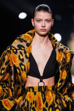 MİLAN, İTALYA 23 Şubat 2022 'de Milan Moda Haftası / Kış 2023' te İtalya 'nın Milano kentinde Roberto Cavalli defilesinde bir model podyumda yürüyor..