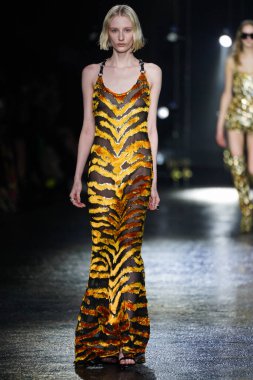 MİLAN, İTALYA 23 Şubat 2022 'de Milan Moda Haftası / Kış 2023' te İtalya 'nın Milano kentinde Roberto Cavalli defilesinde bir model podyumda yürüyor..