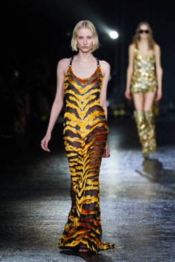 MİLAN, İTALYA 23 Şubat 2022 'de Milan Moda Haftası / Kış 2023' te İtalya 'nın Milano kentinde Roberto Cavalli defilesinde bir model podyumda yürüyor..