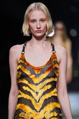 MİLAN, İTALYA 23 Şubat 2022 'de Milan Moda Haftası / Kış 2023' te İtalya 'nın Milano kentinde Roberto Cavalli defilesinde bir model podyumda yürüyor..