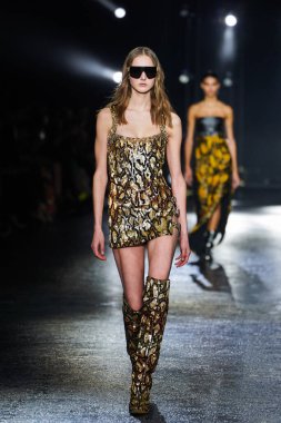 MİLAN, İTALYA 23 Şubat 2022 'de Milan Moda Haftası / Kış 2023' te İtalya 'nın Milano kentinde Roberto Cavalli defilesinde bir model podyumda yürüyor..