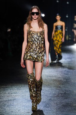 MİLAN, İTALYA 23 Şubat 2022 'de Milan Moda Haftası / Kış 2023' te İtalya 'nın Milano kentinde Roberto Cavalli defilesinde bir model podyumda yürüyor..