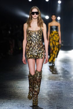 MİLAN, İTALYA 23 Şubat 2022 'de Milan Moda Haftası / Kış 2023' te İtalya 'nın Milano kentinde Roberto Cavalli defilesinde bir model podyumda yürüyor..