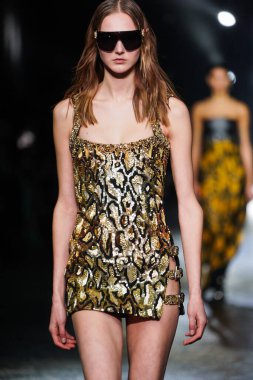 MİLAN, İTALYA 23 Şubat 2022 'de Milan Moda Haftası / Kış 2023' te İtalya 'nın Milano kentinde Roberto Cavalli defilesinde bir model podyumda yürüyor..