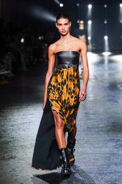 MİLAN, İTALYA 23 Şubat 2022 'de Milan Moda Haftası / Kış 2023' te İtalya 'nın Milano kentinde Roberto Cavalli defilesinde bir model podyumda yürüyor..