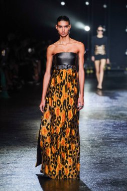 MİLAN, İTALYA 23 Şubat 2022 'de Milan Moda Haftası / Kış 2023' te İtalya 'nın Milano kentinde Roberto Cavalli defilesinde bir model podyumda yürüyor..