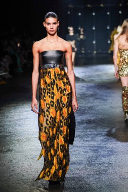 MİLAN, İTALYA 23 Şubat 2022 'de Milan Moda Haftası / Kış 2023' te İtalya 'nın Milano kentinde Roberto Cavalli defilesinde bir model podyumda yürüyor..