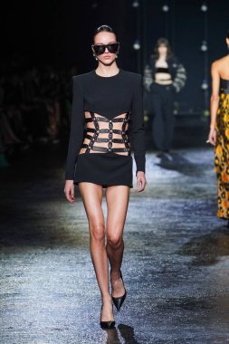 MİLAN, İTALYA 23 Şubat 2022 'de Milan Moda Haftası / Kış 2023' te İtalya 'nın Milano kentinde Roberto Cavalli defilesinde bir model podyumda yürüyor..