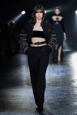 MİLAN, İTALYA 23 Şubat 2022 'de Milan Moda Haftası / Kış 2023' te İtalya 'nın Milano kentinde Roberto Cavalli defilesinde bir model podyumda yürüyor..