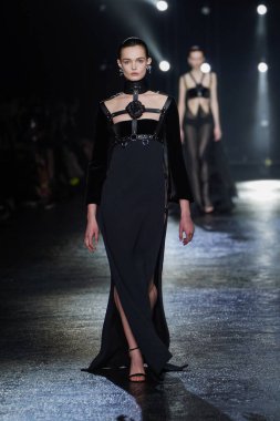 MİLAN, İTALYA 23 Şubat 2022 'de Milan Moda Haftası / Kış 2023' te İtalya 'nın Milano kentinde Roberto Cavalli defilesinde bir model podyumda yürüyor..
