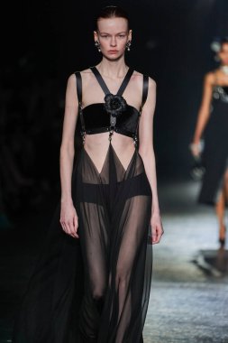 MİLAN, İTALYA 23 Şubat 2022 'de Milan Moda Haftası / Kış 2023' te İtalya 'nın Milano kentinde Roberto Cavalli defilesinde bir model podyumda yürüyor..