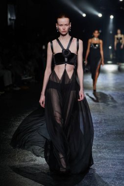 MİLAN, İTALYA 23 Şubat 2022 'de Milan Moda Haftası / Kış 2023' te İtalya 'nın Milano kentinde Roberto Cavalli defilesinde bir model podyumda yürüyor..