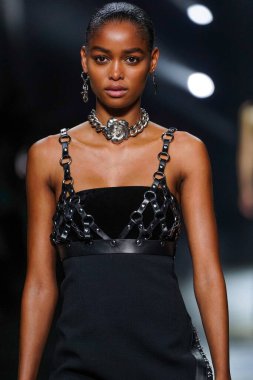 MİLAN, İTALYA 23 Şubat 2022 'de Milan Moda Haftası / Kış 2023' te İtalya 'nın Milano kentinde Roberto Cavalli defilesinde bir model podyumda yürüyor..