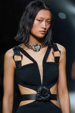 MİLAN, İTALYA 23 Şubat 2022 'de Milan Moda Haftası / Kış 2023' te İtalya 'nın Milano kentinde Roberto Cavalli defilesinde bir model podyumda yürüyor..