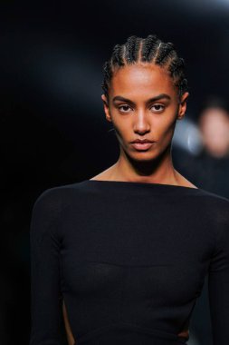 MİLAN, İTALYA 23 Şubat 2022 'de Milan Moda Haftası / Kış 2023' te İtalya 'nın Milano kentinde Roberto Cavalli defilesinde bir model podyumda yürüyor..