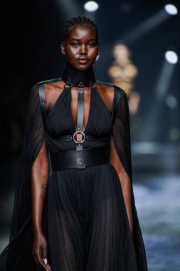 MILAN, İtalya - 23 Şubat 2022 'de Milan Moda Haftası / Kış 2023' te İtalya 'nın Milano kentinde düzenlenen Roberto Cavalli defilesinde Adut Akech podyumda yürüyor..