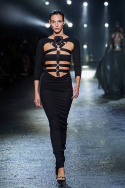 MİLAN, İtalya - 23 Şubat 2022 tarihinde Milano Moda Haftası / Kış 2023 sırasında Roberto Cavalli defilesinde Vittoria Ceretti podyumda yürüyor..