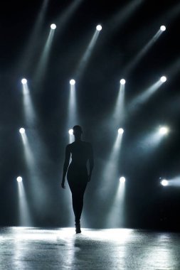 MİLAN, İtalya - 23 Şubat 2022 tarihinde Milano Moda Haftası / Kış 2023 sırasında Roberto Cavalli defilesinde Vittoria Ceretti podyumda yürüyor..