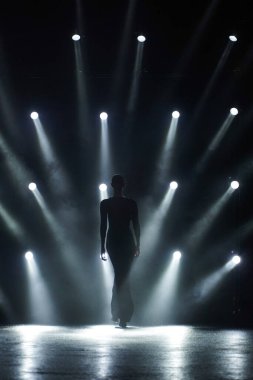 MİLAN, İtalya - 23 Şubat 2022 tarihinde Milano Moda Haftası / Kış 2023 sırasında Roberto Cavalli defilesinde Vittoria Ceretti podyumda yürüyor..