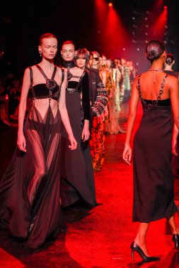 MİLAN, İTALYA 23 Şubat 2022 'de Milan Moda Haftası / Kış 2023' te İtalya 'nın Milano kentinde düzenlenen Roberto Cavalli defilesinde mankenler podyum finalinde yürür..