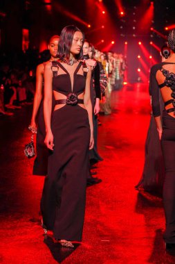 MİLAN, İTALYA 23 Şubat 2022 'de Milan Moda Haftası / Kış 2023' te İtalya 'nın Milano kentinde düzenlenen Roberto Cavalli defilesinde mankenler podyum finalinde yürür..