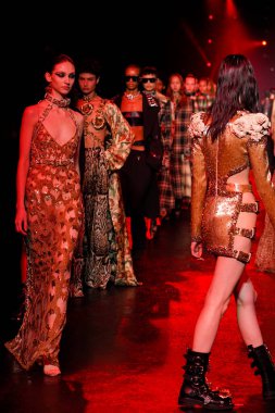 MİLAN, İTALYA 23 Şubat 2022 'de Milan Moda Haftası / Kış 2023' te İtalya 'nın Milano kentinde düzenlenen Roberto Cavalli defilesinde mankenler podyum finalinde yürür..