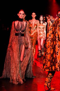 MİLAN, İTALYA 23 Şubat 2022 'de Milan Moda Haftası / Kış 2023' te İtalya 'nın Milano kentinde düzenlenen Roberto Cavalli defilesinde mankenler podyum finalinde yürür..