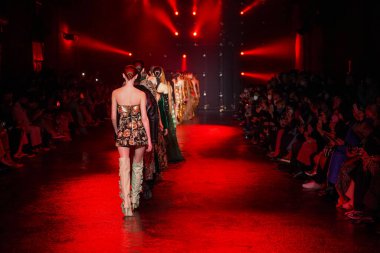 MİLAN, İTALYA 23 Şubat 2022 'de Milan Moda Haftası / Kış 2023' te İtalya 'nın Milano kentinde düzenlenen Roberto Cavalli defilesinde mankenler podyum finalinde yürür..