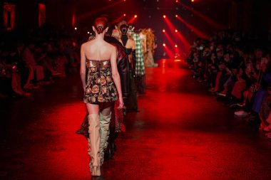 MİLAN, İTALYA 23 Şubat 2022 'de Milan Moda Haftası / Kış 2023' te İtalya 'nın Milano kentinde düzenlenen Roberto Cavalli defilesinde mankenler podyum finalinde yürür..