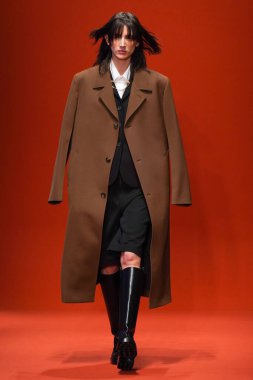 MILAN, İTALYA - 25 Şubat 2022 'de Milan Moda Haftası / Kış 2023' te İtalya 'nın Milano kentinde Tod defilesinde bir model podyumda yürüyor..