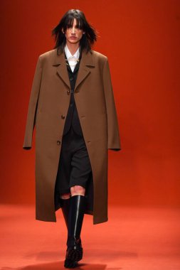 MILAN, İTALYA - 25 Şubat 2022 'de Milan Moda Haftası / Kış 2023' te İtalya 'nın Milano kentinde Tod defilesinde bir model podyumda yürüyor..