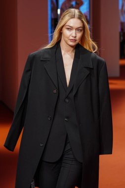 MILAN, İtalya - 25 Şubat 2022 'de Milano Moda Haftası' nda Gigi Hadid Tod 'un defilesinde podyumda yürüyor..
