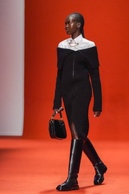 MILAN, İTALYA - 25 Şubat 2022 'de Milan Moda Haftası / Kış 2023' te İtalya 'nın Milano kentinde Tod defilesinde bir model podyumda yürüyor..