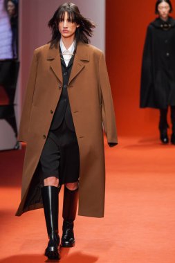 MILAN, İTALYA - 25 Şubat 2022 'de Milan Moda Haftası / Kış 2023' te İtalya 'nın Milano kentinde Tod defilesinde bir model podyumda yürüyor..