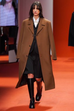 MILAN, İTALYA - 25 Şubat 2022 'de Milan Moda Haftası / Kış 2023' te İtalya 'nın Milano kentinde Tod defilesinde bir model podyumda yürüyor..