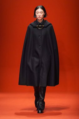 MILAN, İTALYA - 25 Şubat 2022 'de Milan Moda Haftası / Kış 2023' te İtalya 'nın Milano kentinde Tod defilesinde bir model podyumda yürüyor..