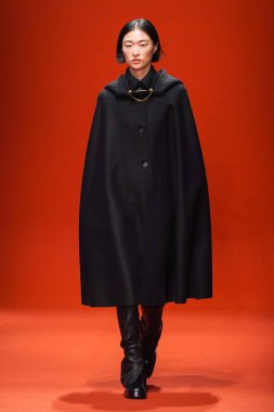 MILAN, İTALYA - 25 Şubat 2022 'de Milan Moda Haftası / Kış 2023' te İtalya 'nın Milano kentinde Tod defilesinde bir model podyumda yürüyor..