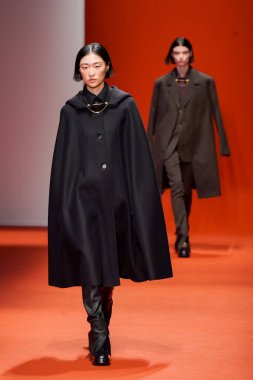 MILAN, İTALYA - 25 Şubat 2022 'de Milan Moda Haftası / Kış 2023' te İtalya 'nın Milano kentinde Tod defilesinde bir model podyumda yürüyor..