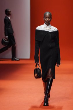 MILAN, İTALYA - 25 Şubat 2022 'de Milan Moda Haftası / Kış 2023' te İtalya 'nın Milano kentinde Tod defilesinde bir model podyumda yürüyor..