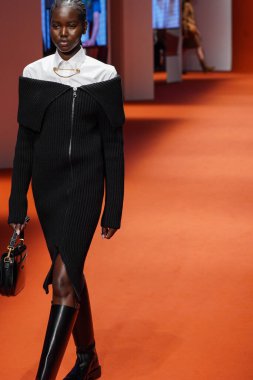 MILAN, İTALYA - 25 Şubat 2022 'de Milan Moda Haftası / Kış 2023' te İtalya 'nın Milano kentinde Tod defilesinde bir model podyumda yürüyor..