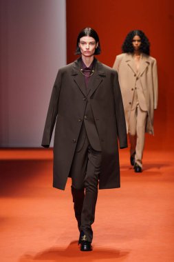 MILAN, İTALYA - 25 Şubat 2022 'de Milan Moda Haftası / Kış 2023' te İtalya 'nın Milano kentinde Tod defilesinde bir model podyumda yürüyor..