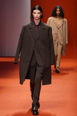 MILAN, İTALYA - 25 Şubat 2022 'de Milan Moda Haftası / Kış 2023' te İtalya 'nın Milano kentinde Tod defilesinde bir model podyumda yürüyor..