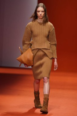 MILAN, İTALYA - 25 Şubat 2022 'de Milan Moda Haftası / Kış 2023' te İtalya 'nın Milano kentinde Tod defilesinde bir model podyumda yürüyor..