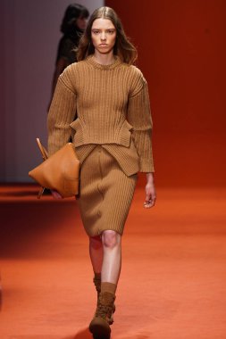 MILAN, İTALYA - 25 Şubat 2022 'de Milan Moda Haftası / Kış 2023' te İtalya 'nın Milano kentinde Tod defilesinde bir model podyumda yürüyor..