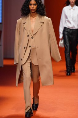 MILAN, İTALYA - 25 Şubat 2022 'de Milan Moda Haftası / Kış 2023' te İtalya 'nın Milano kentinde Tod defilesinde bir model podyumda yürüyor..
