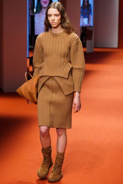 MILAN, İTALYA - 25 Şubat 2022 'de Milan Moda Haftası / Kış 2023' te İtalya 'nın Milano kentinde Tod defilesinde bir model podyumda yürüyor..