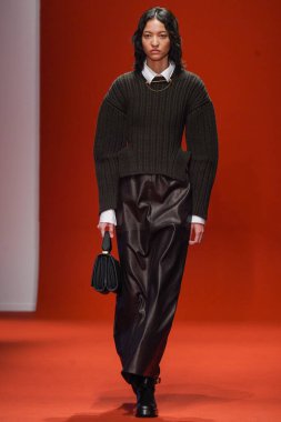 MILAN, İTALYA - 25 Şubat 2022 'de Milan Moda Haftası / Kış 2023' te İtalya 'nın Milano kentinde Tod defilesinde bir model podyumda yürüyor..