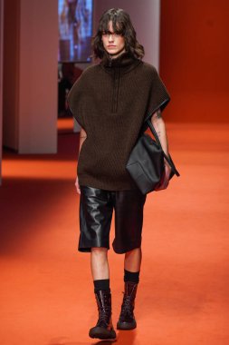 MILAN, İTALYA - 25 Şubat 2022 'de Milan Moda Haftası / Kış 2023' te İtalya 'nın Milano kentinde Tod defilesinde bir model podyumda yürüyor..